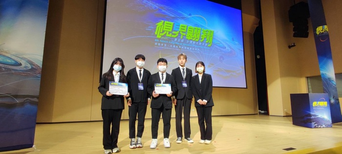 視光科同學參加第五屆驗光師年會海報論文競賽獲獎同學合影。(照片由左至右分別為籃綺君同學、郭亞潤同學、陳思翰同學、陳至紘同學、趙振淳同學